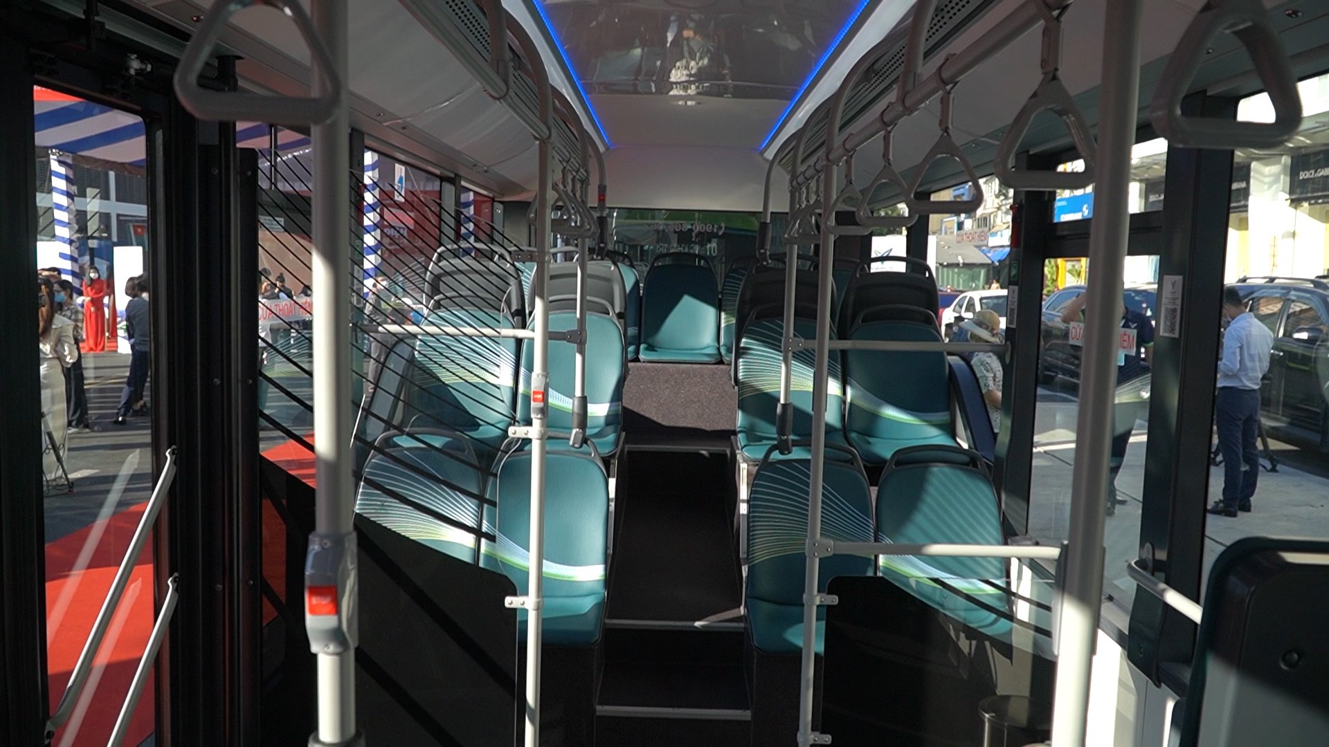 Cận cảnh xe buýt điện khởi hành chuyến đầu tiên ở TP.HCM - Ảnh 1.