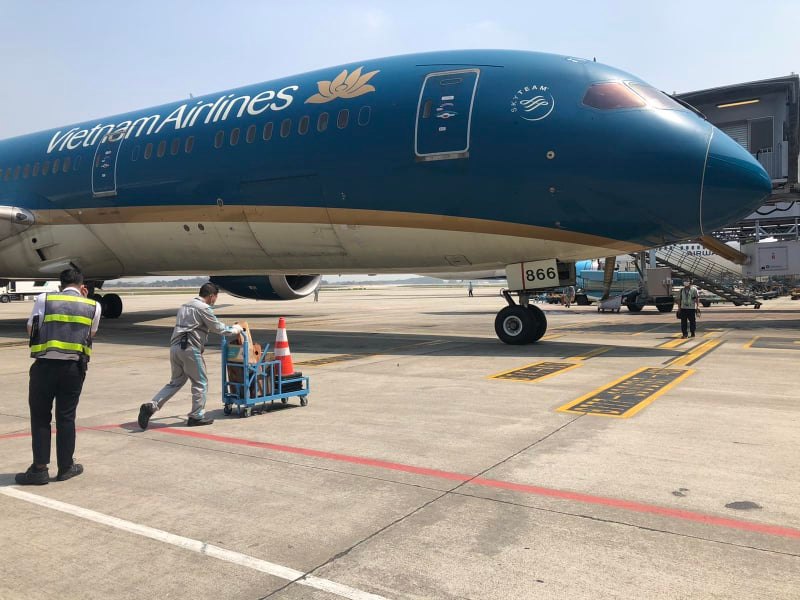 Sun Group và Vietnam Airlines tổ chức nhiều chuyến bay đón công dân từ Ukraine về nước  - Ảnh 2.