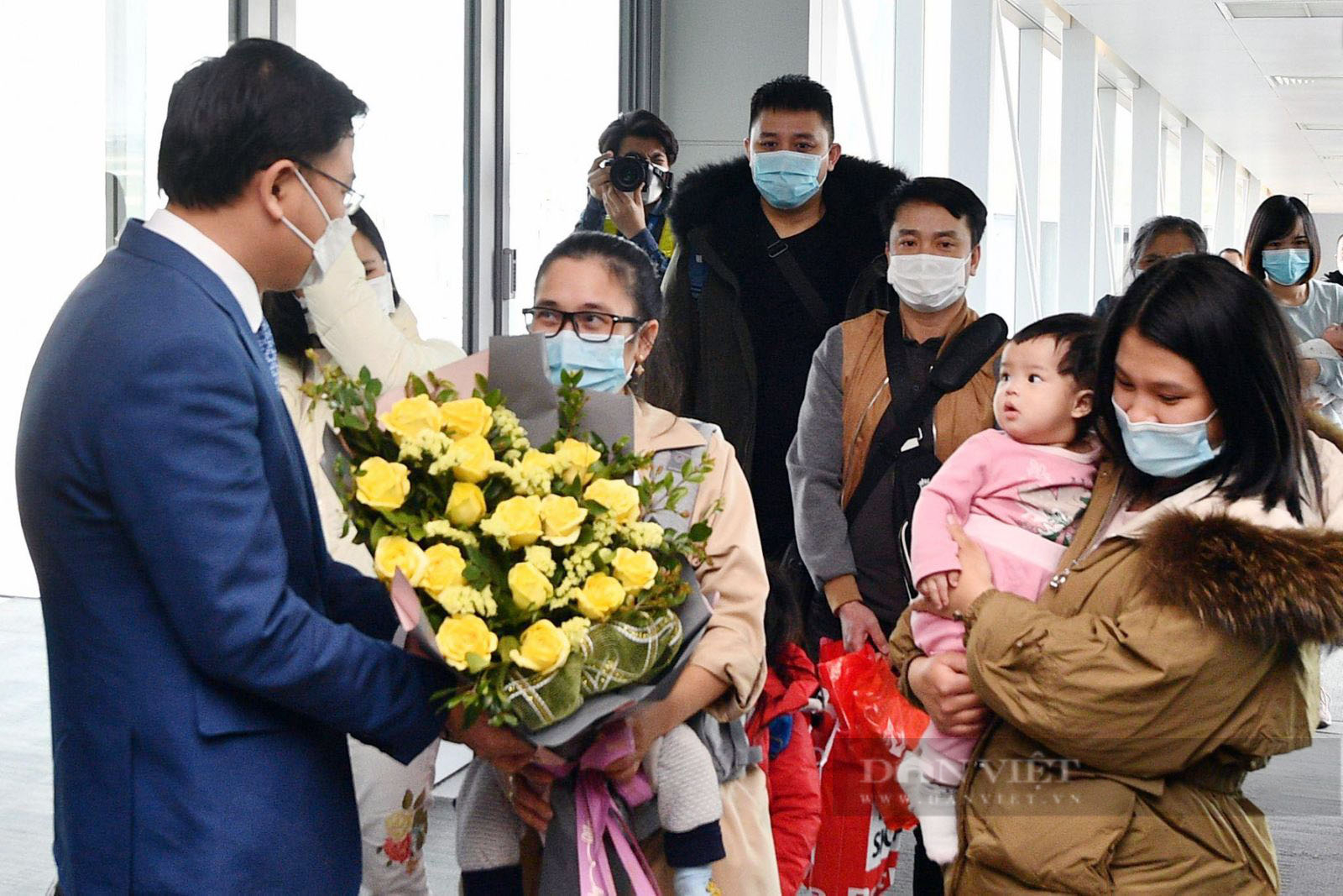 Xúc động cảnh kiều bào từ Ukraine gặp người thân tại sân bay Nội Bài - Ảnh 3.