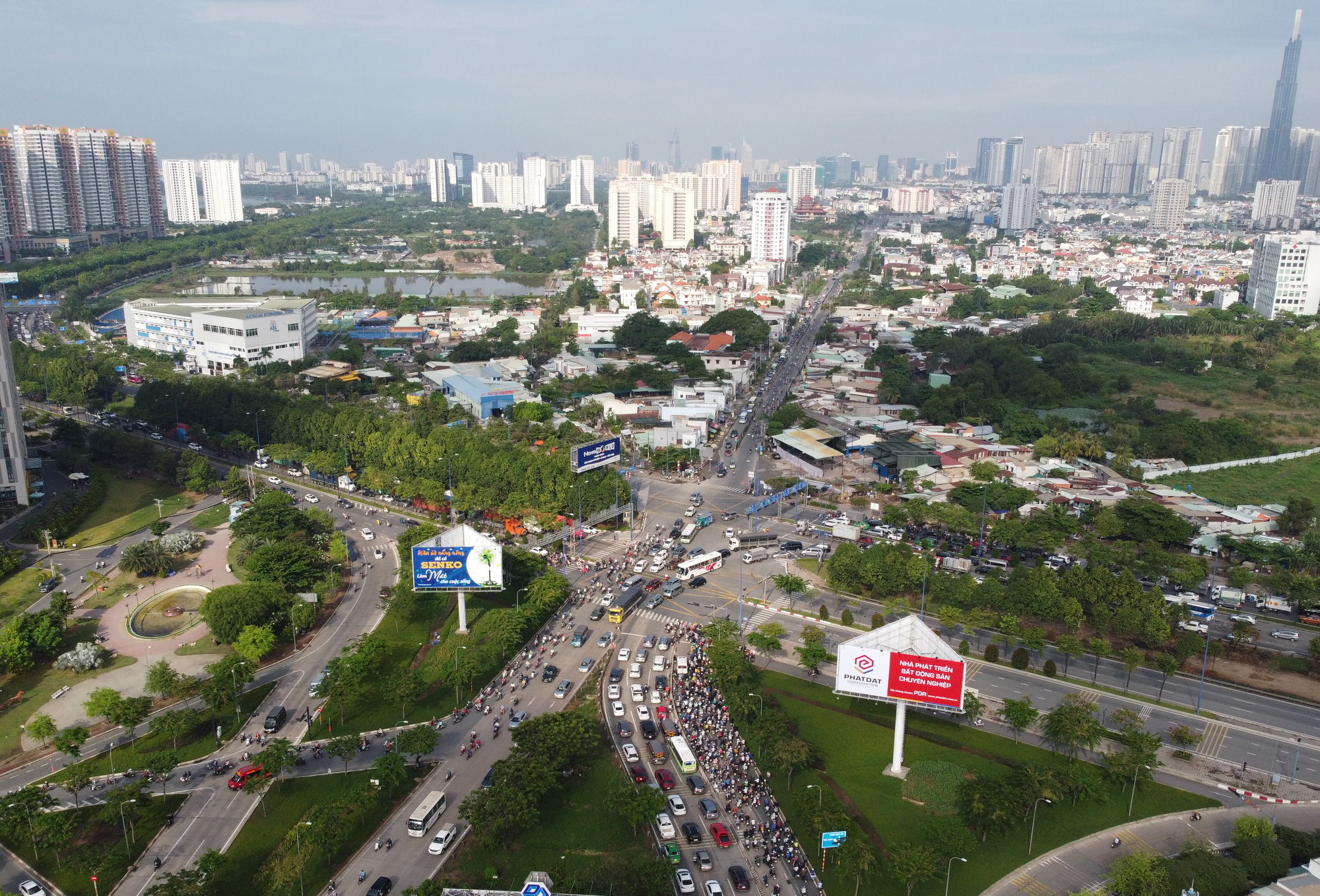 TP.HCM: Rà soát hàng trăm bảng quảng cáo đặt sai quy định để xử lý- Ảnh 1.