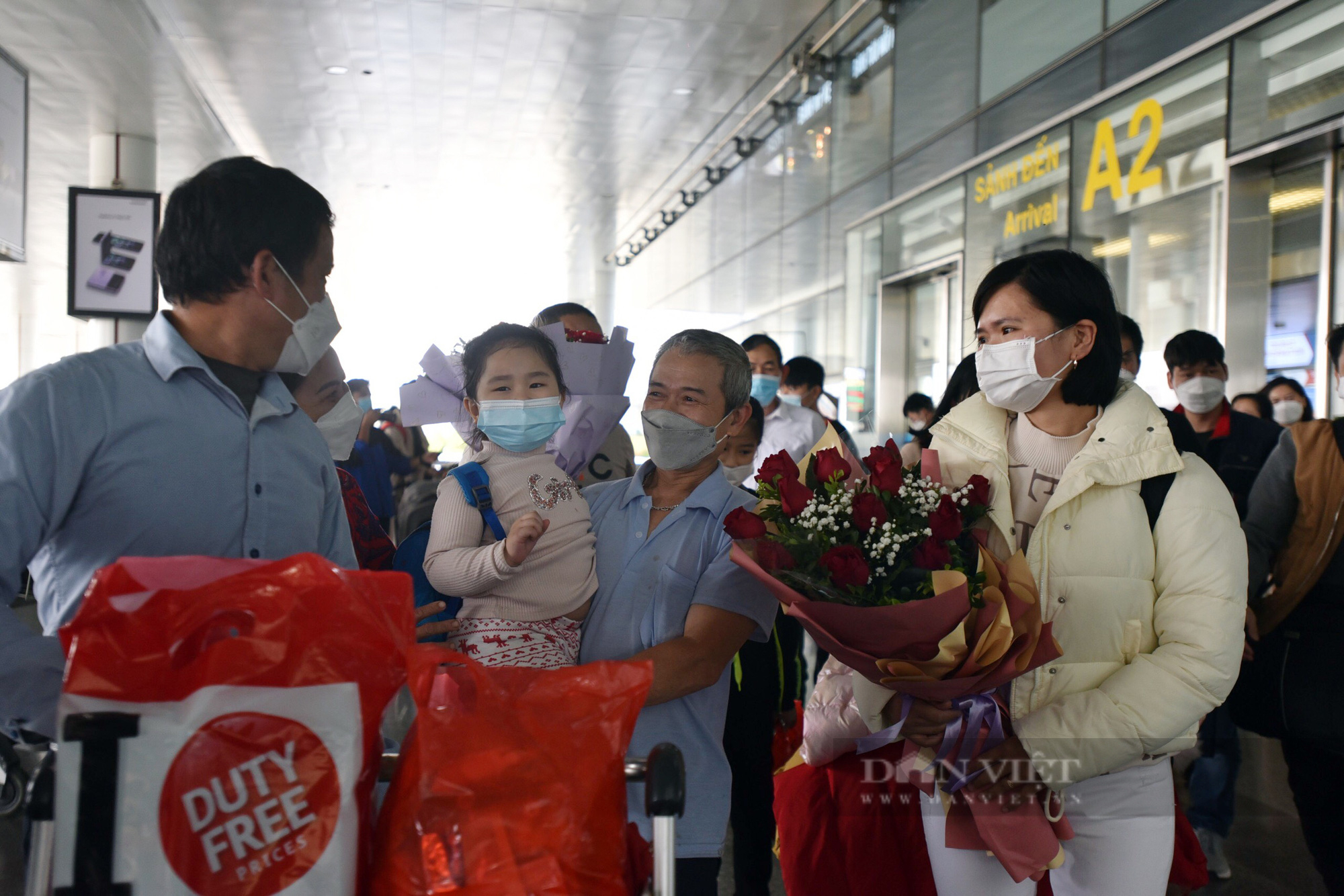 Xúc động cảnh kiều bào từ Ukraine gặp người thân tại sân bay Nội Bài - Ảnh 5.