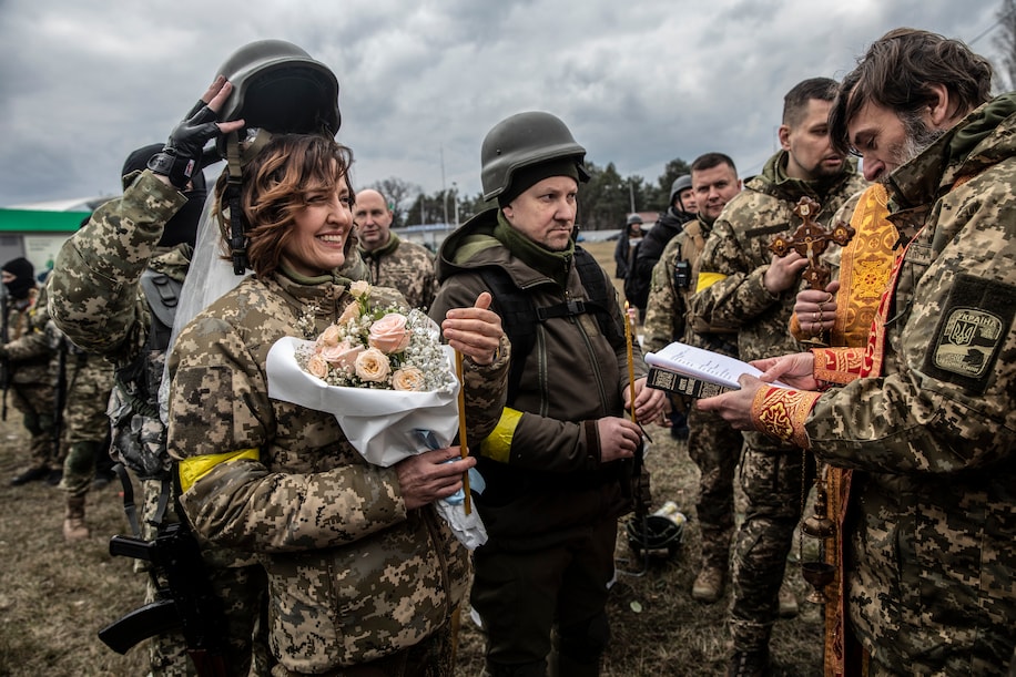 Đám cưới của cặp đôi quân nhân Ukraine ngay tại trạm kiểm soát Kiev - Ảnh 2.