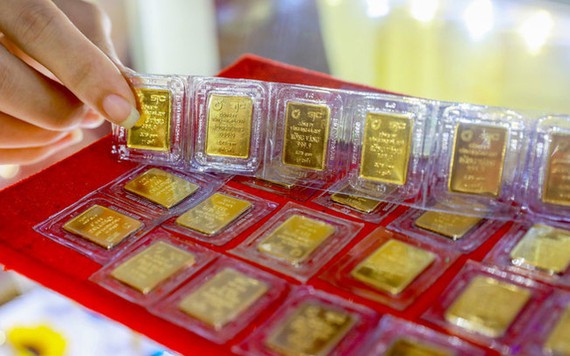 Vàng SJC vững chắc trên mốc 73 triệu đồng/lượng, cao hơn giá vàng thế giới 18,5 triệu đồng - Ảnh 1.
