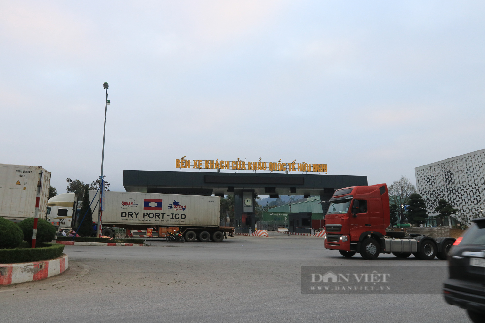 Tạm dừng thông quan tại cửa khẩu Hữu Nghị tỉnh Lạng Sơn  xe nông sản nước ta lại gặp khó  - Ảnh 1.