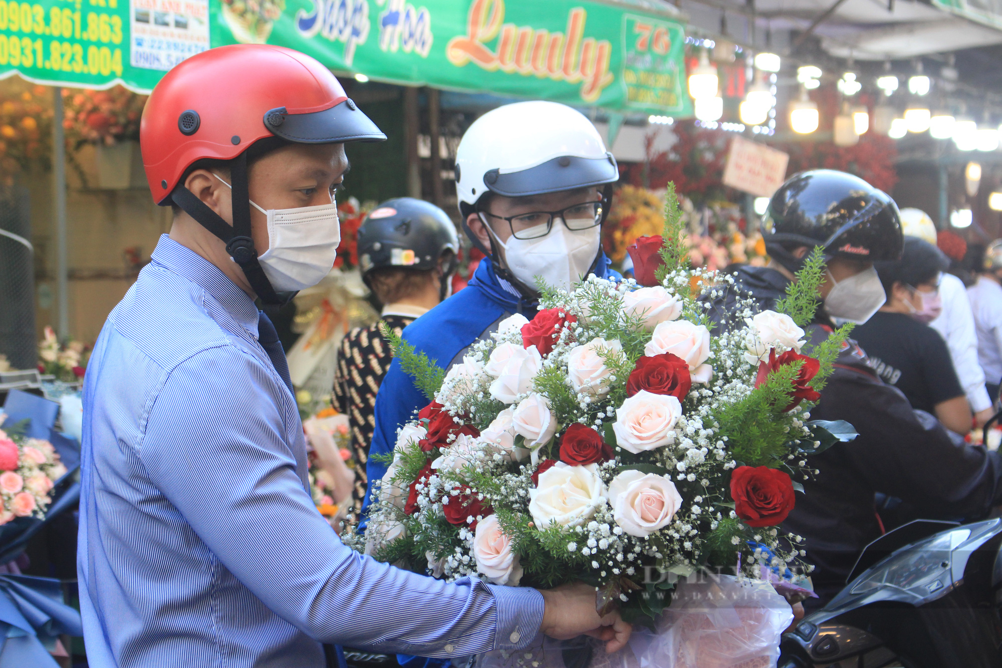 Hoa hồng bất ngờ giảm giá ngày 8/3, lan hồ điệp đắt khách - Ảnh 1.