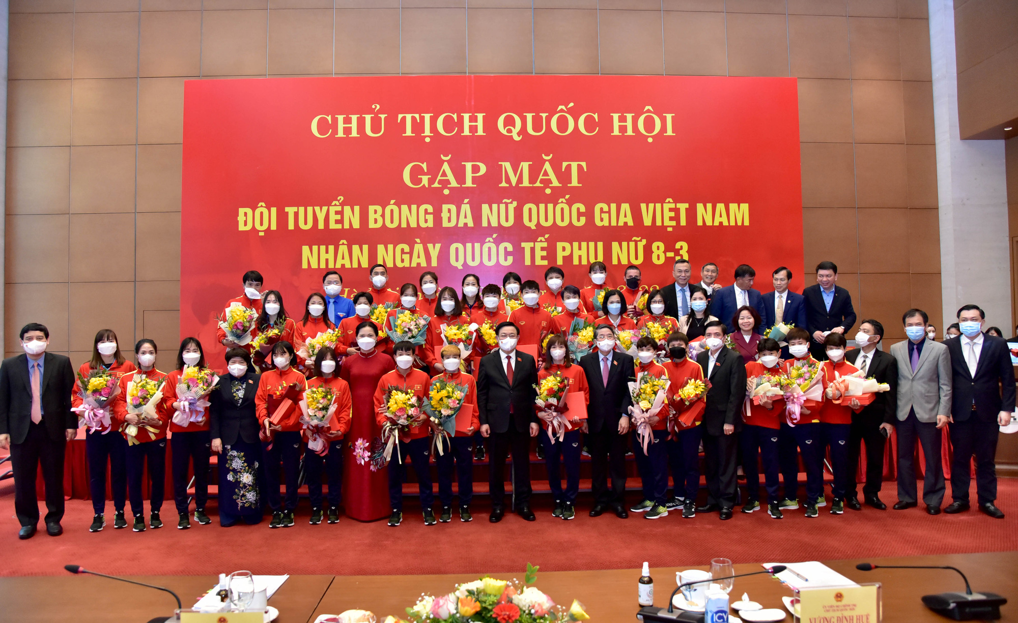 Chủ tịch Quốc hội đề nghị có chế độ đãi ngộ, đảm bảo đời sống ổn định cho các cầu thủ nữ - Ảnh 4.