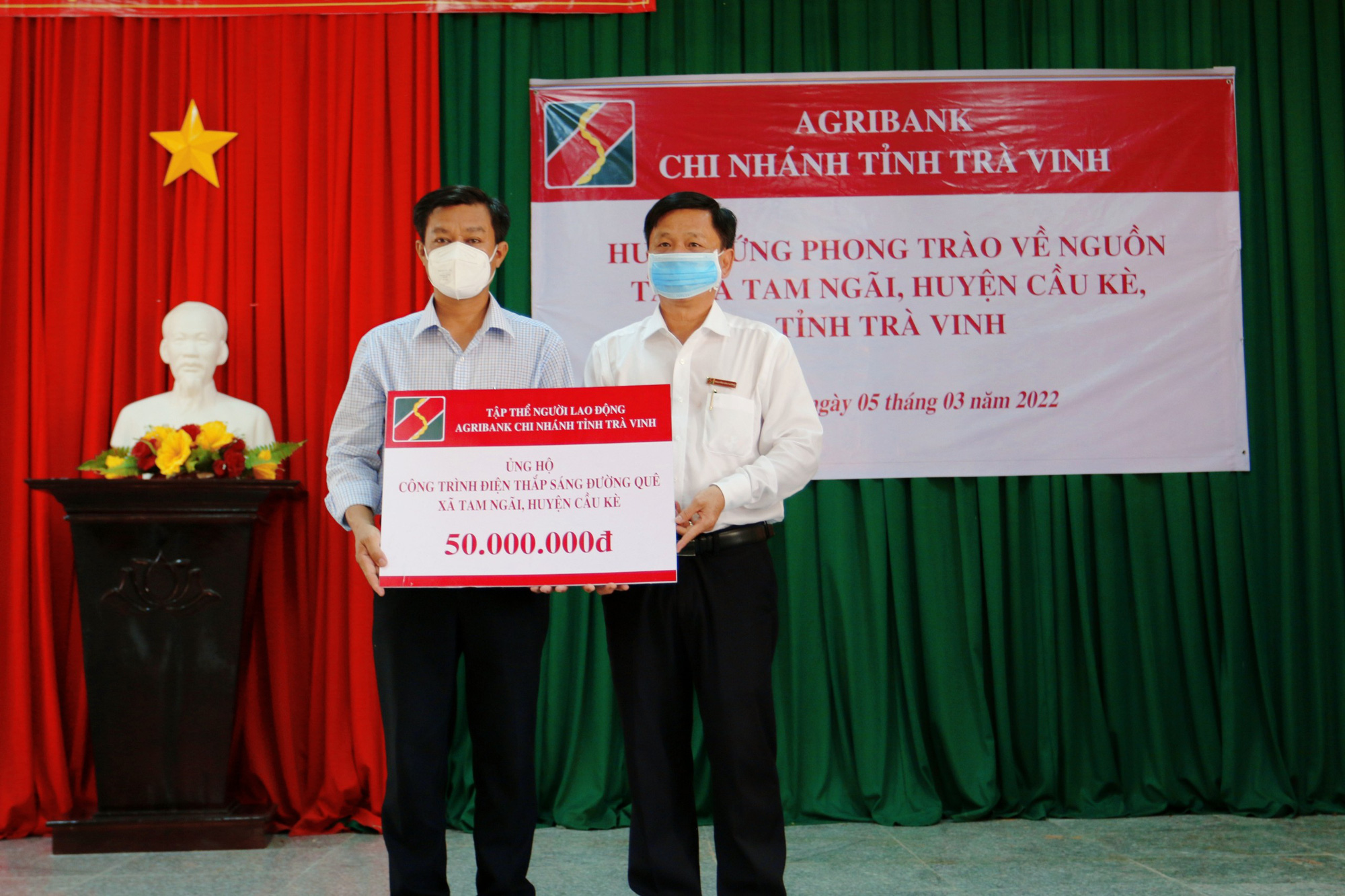 Agribank Chi nhánh Trà Vinh dâng hương nữ Anh hùng liệt sỹ Nguyễn Thị Út nhân dịp 8/3 - Ảnh 6.