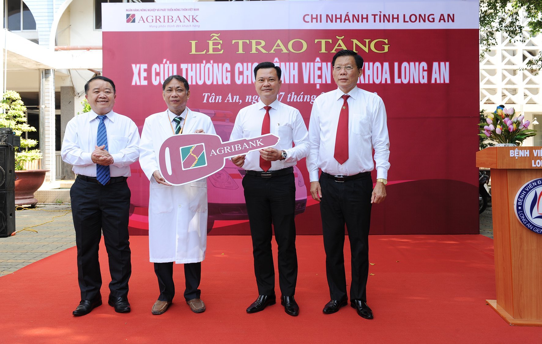 Agribank Chi nhánh Long An trao tặng xe cứu thương chất lượng cao cho Bệnh viện đa khoa tỉnh - Ảnh 1.