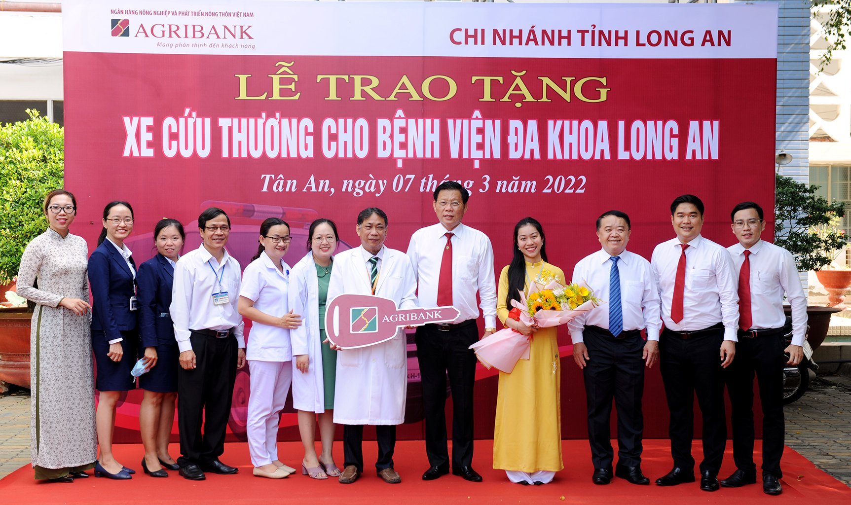 Agribank Chi nhánh Long An trao tặng xe cứu thương chất lượng cao cho Bệnh viện đa khoa tỉnh - Ảnh 4.