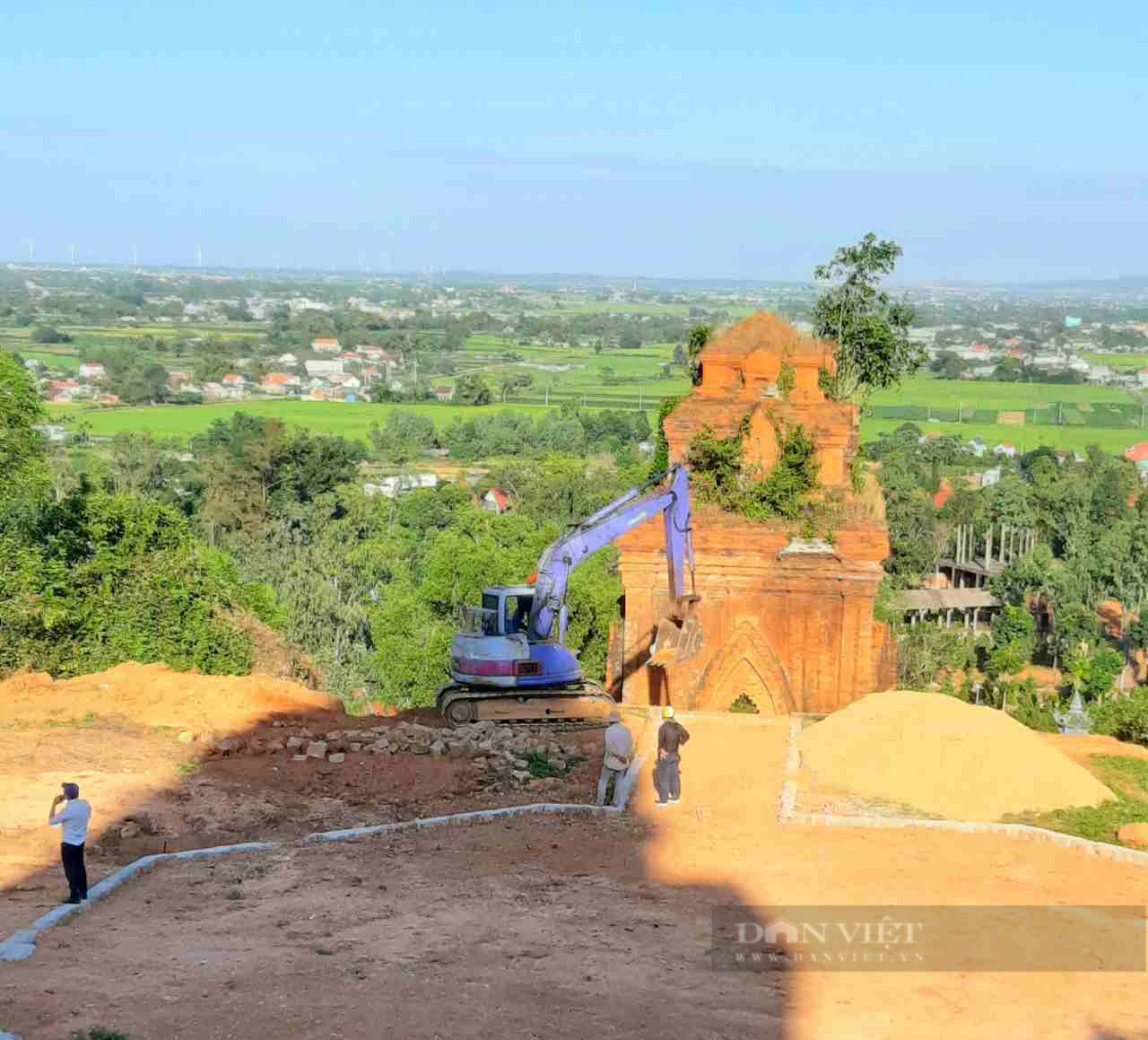 “Lạ lùng” dùng cơ giới tu bổ tháp cổ gần 1.000 năm tuổi: Chưa cung cấp đủ hồ sơ, Cục Di sản vào cuộc - Ảnh 3.