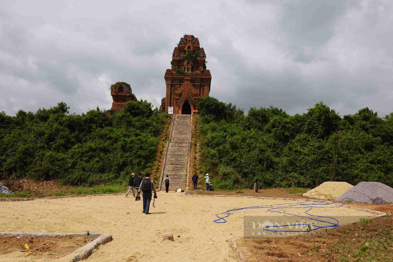 “Lạ lùng” dùng cơ giới tu bổ tháp cổ gần 1.000 năm tuổi: Chưa cung cấp đủ hồ sơ, Cục Di sản vào cuộc - Ảnh 4.