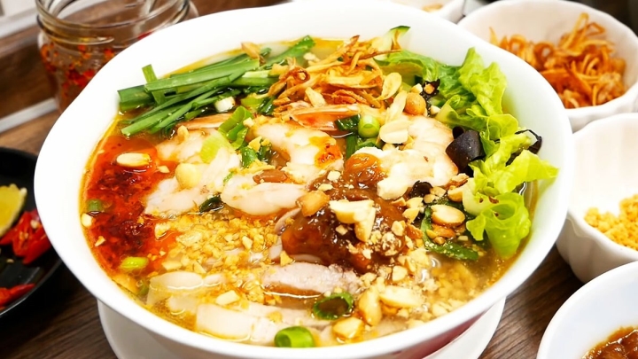 Bún gỏi dà: Món ăn gây hoang mang nhưng ăn là ghiền ở Tiền Giang - Ảnh 1.