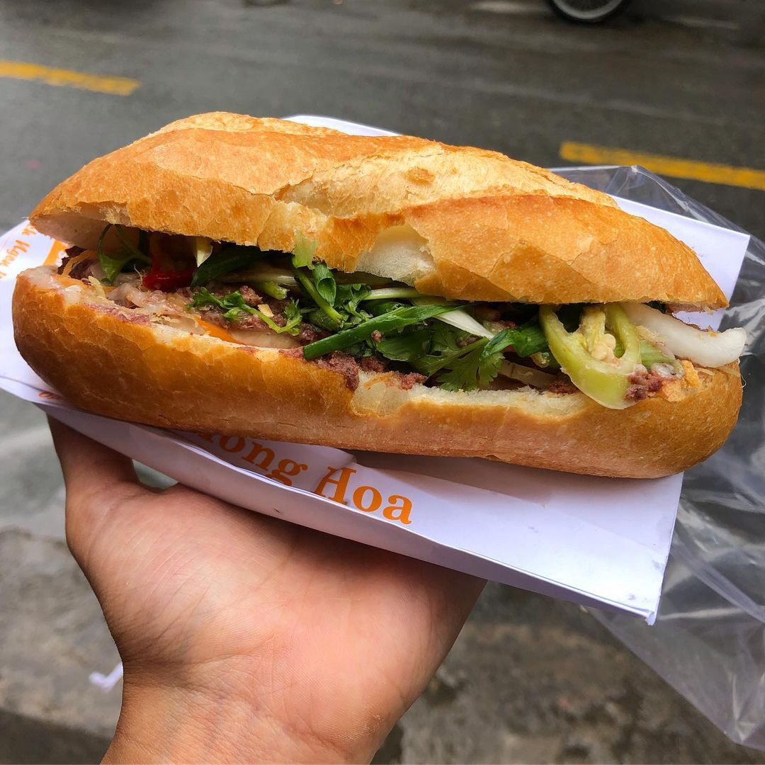Báo nước ngoài ca ngợi bánh mì đường phố ở Sài Gòn - Ảnh 5.