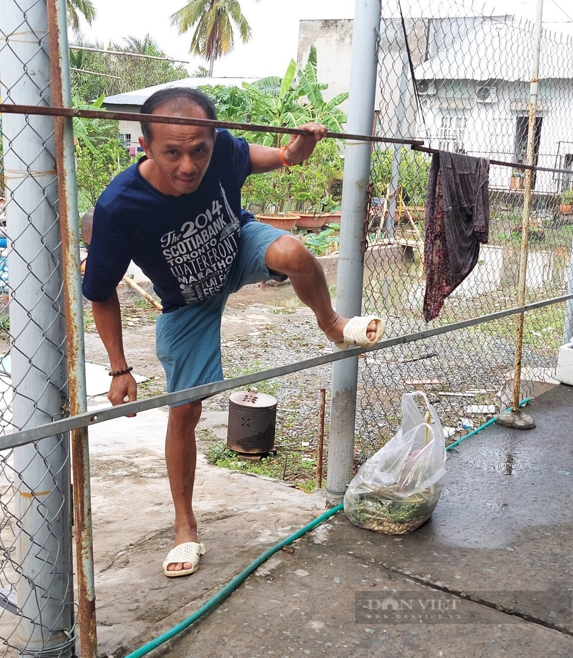 Vụ “nhà dân bị rào chắn, cản trở lối đi” ở Đồng Tháp: Công bố quyết định cưỡng chế - Ảnh 1.