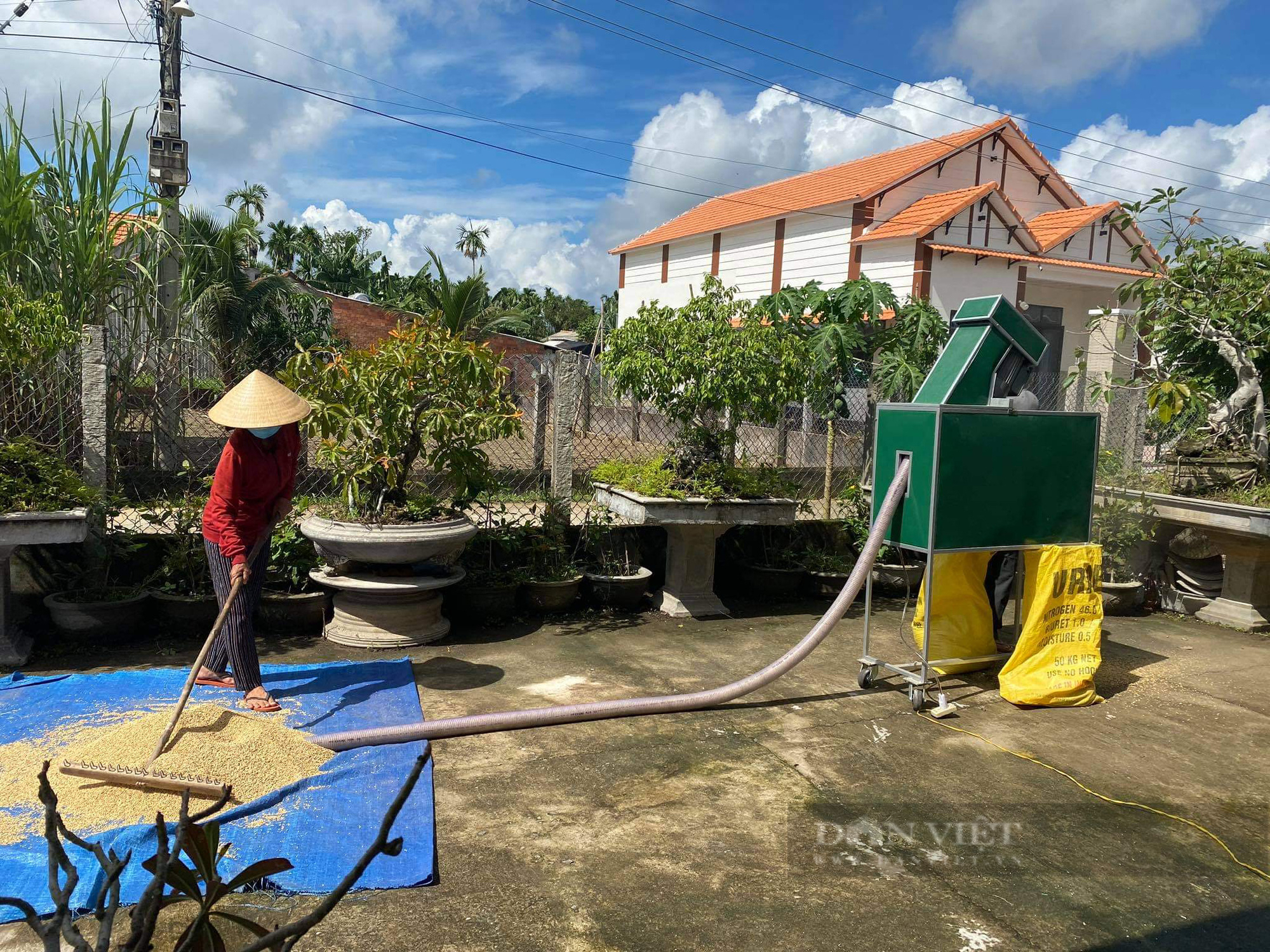 Thương mẹ già rê lúa vất vả quá, anh nông Quảng Ngãi sáng chế ra máy rê lúa vèo cái xong cả đống thóc to - Ảnh 3.