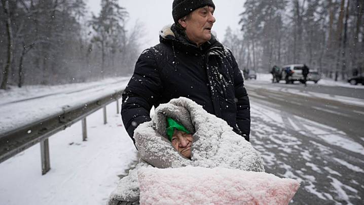 Trẻ em và người già tị nạn Ukraine đối mặt với thời tiết khắc nghiệt khi sơ tán khỏi Irpin - Ảnh 2.
