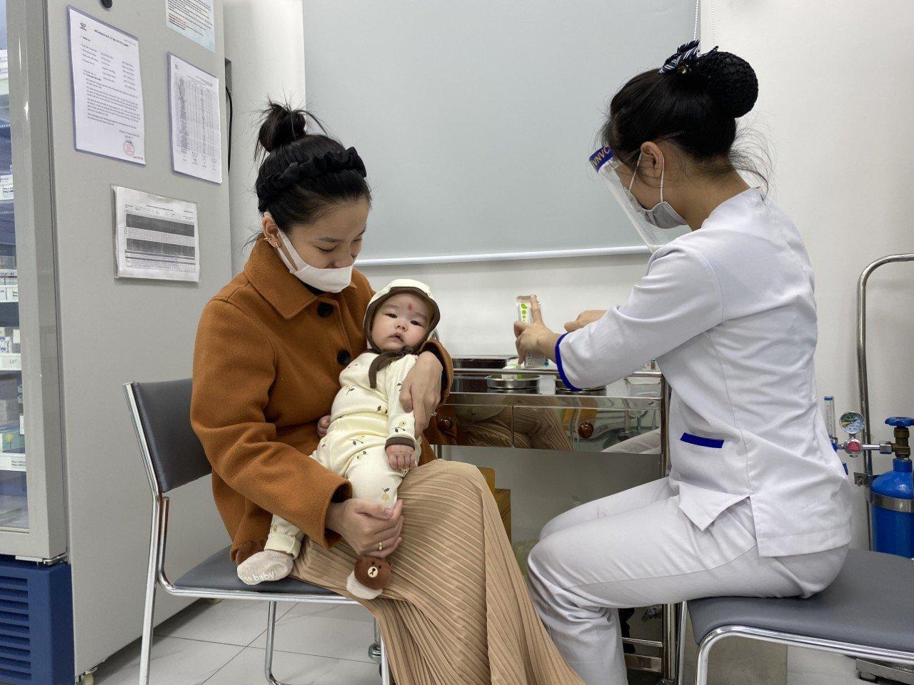  Khai trương VNVC đầu tiên ở Thái Bình: Nhiều vắc xin “nóng” đã có mặt ở Quê hương 5 tấn  - Ảnh 1.