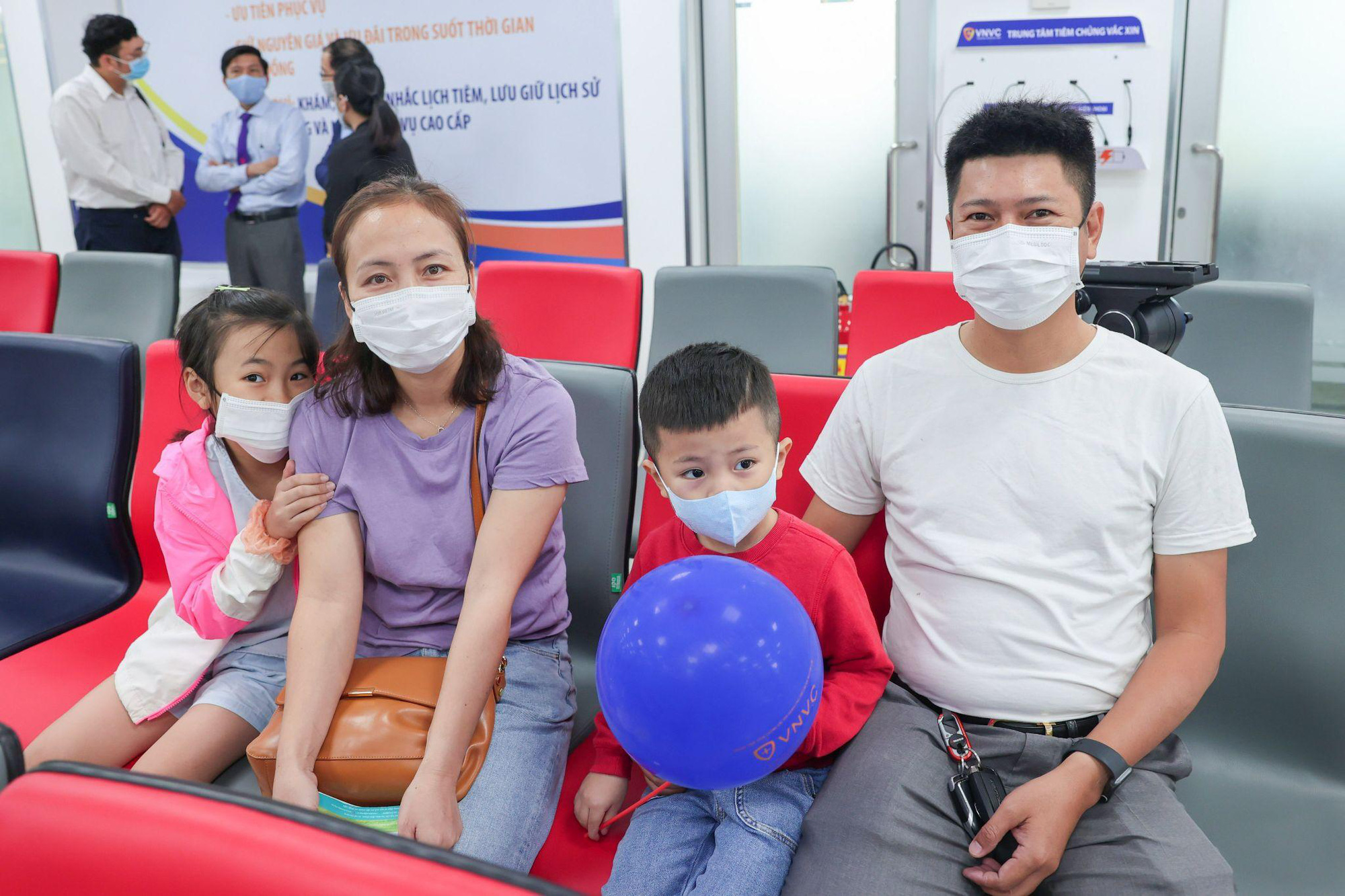  Khai trương VNVC đầu tiên ở Thái Bình: Nhiều vắc xin “nóng” đã có mặt ở Quê hương 5 tấn  - Ảnh 3.