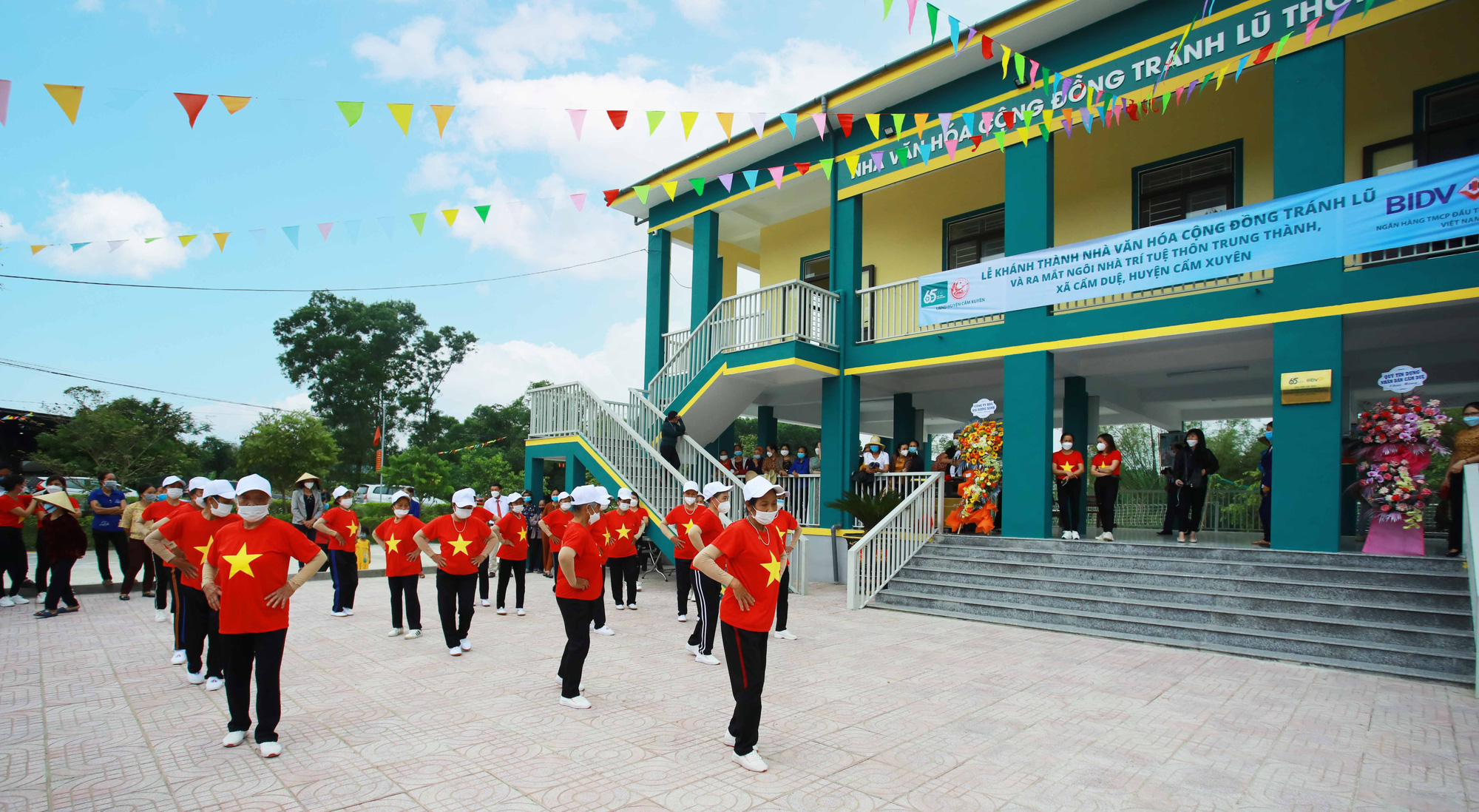 BIDV khánh thành nhà cộng đồng tránh lũ và trồng cây phòng hộ ven biển tại Hà Tĩnh - Ảnh 2.