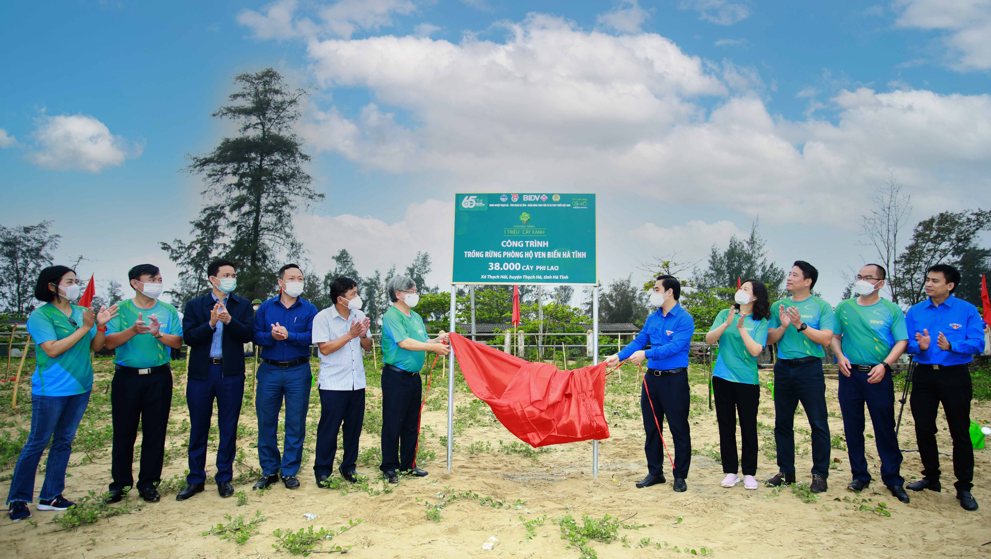 BIDV khánh thành nhà cộng đồng tránh lũ và trồng cây phòng hộ ven biển tại Hà Tĩnh - Ảnh 3.