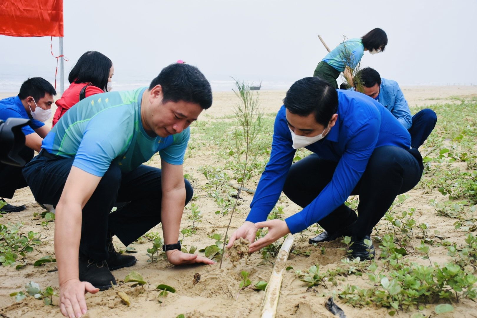 BIDV khánh thành nhà cộng đồng tránh lũ và trồng cây phòng hộ ven biển tại Hà Tĩnh - Ảnh 4.