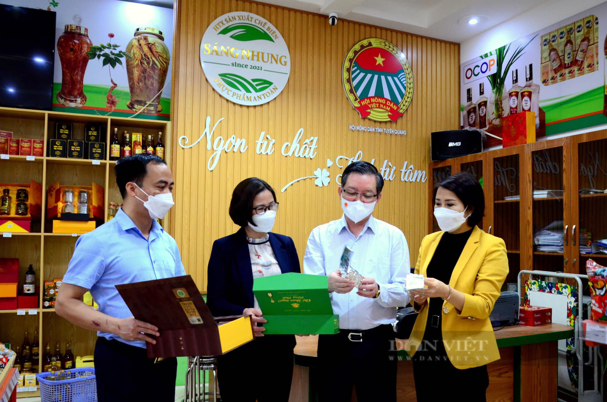 Chủ tịch T.Ư Hội NDVN Lương Quốc Đoàn thăm gian hàng sản phẩm OCOP của Hội Nông dân Tuyên Quang - Ảnh 1.