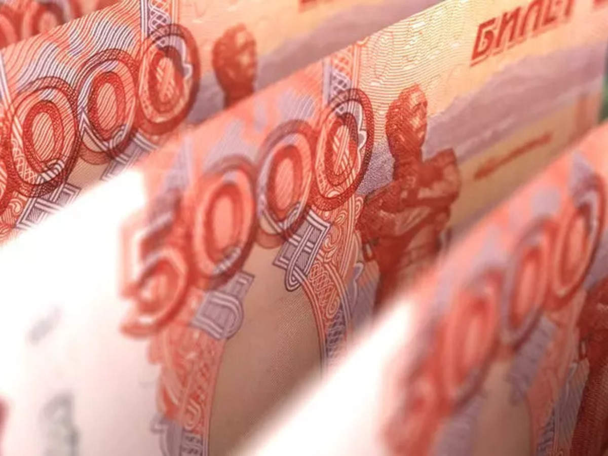 Các nhà phân tích nói rằng, đồng tiền của Nga có thể sẽ chịu áp lực trong những tháng tới. Nước này vẫn phải đối mặt với khả năng vỡ nợ, khi không thể cung cấp trái phiếu chính phủ bằng nguồn dự trữ của Ngân hàng Trung ương bị đóng băng. Ảnh: @AFP.