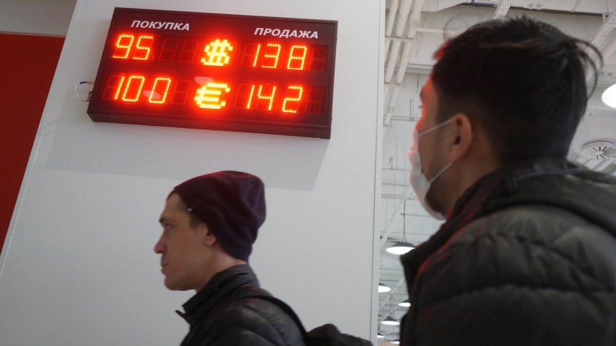 Đồng tiền rúp của Nga gần như đã phục hồi mặc dù nhiều tuần bị phương Tây áp đặt các lệnh trừng phạt về cuộc xâm lược Ukraine. Ảnh: @AFP.