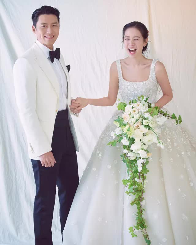 Hé lộ khoảnh khắc Hyun Bin hôn Son Ye Jin tại &quot;đám cưới thế kỷ&quot; - Ảnh 1.