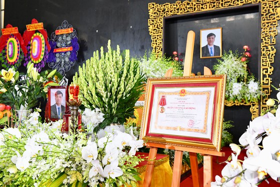 Lễ tang Phó Chủ tịch TP.HCM Lê Hoà Bình: Ngày sinh nhật cũng là ngày tiễn biệt - Ảnh 1.