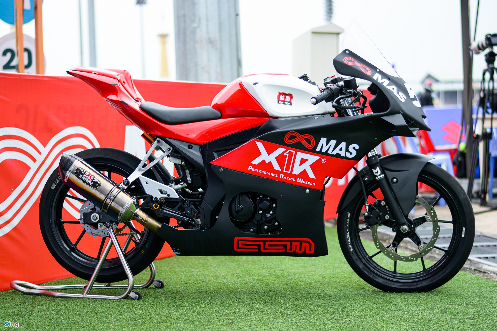 Cận cảnh bản độ Suzuki GSX-R150 theo phong cách xe đua Moto3 - Ảnh 2.
