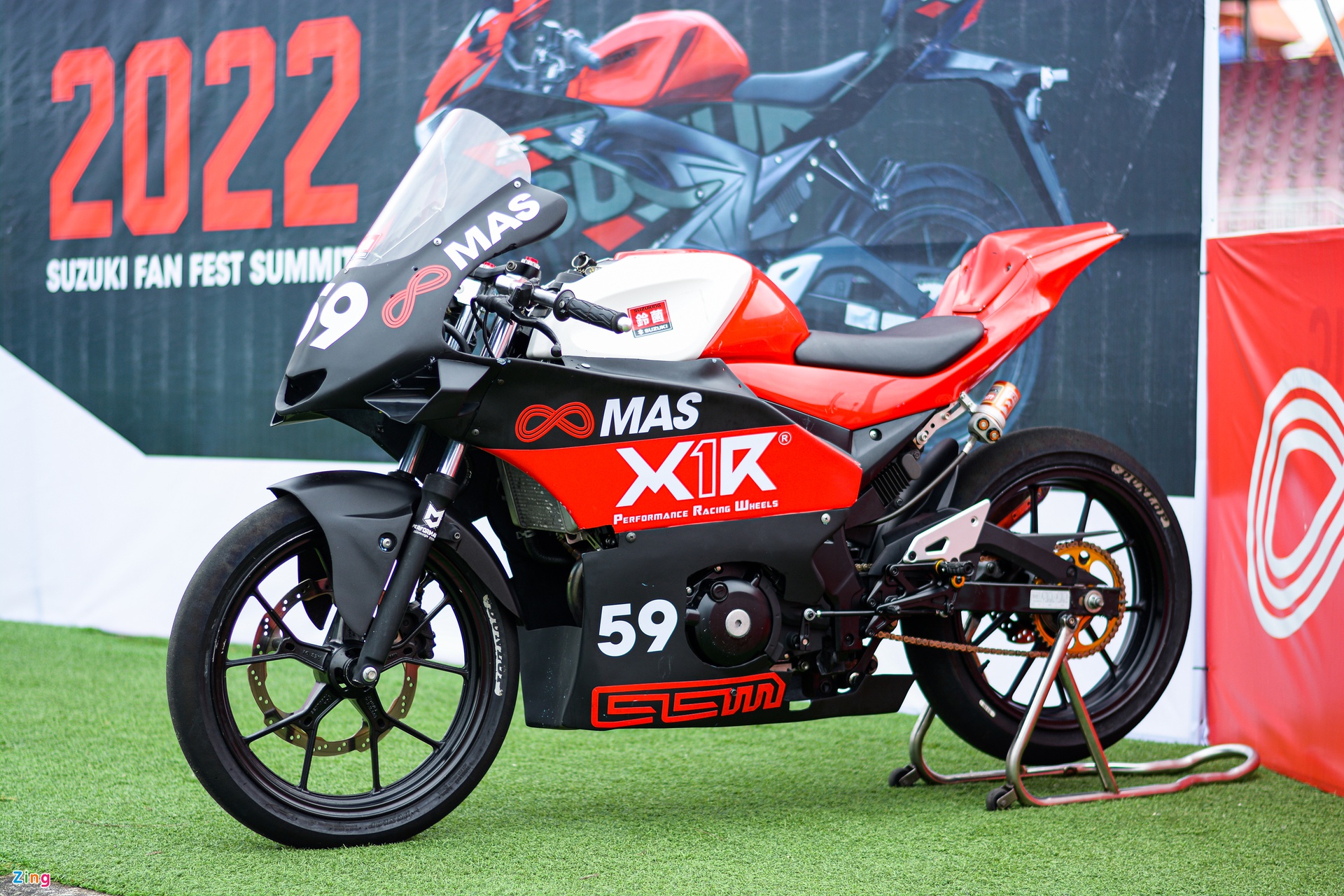 Cận cảnh bản độ Suzuki GSX-R150 theo phong cách xe đua Moto3 - Ảnh 1.