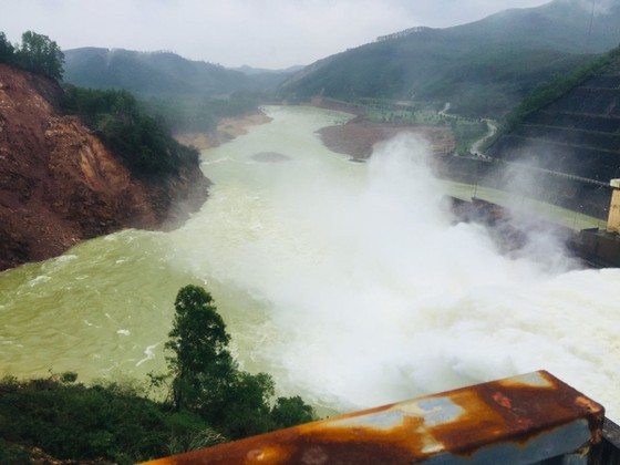 TT-Huế: Bộ đội dầm mưa giúp dân cứu lúa, hồ thủy điện dung tích 820 triệu m3 được lệnh xả nước - Ảnh 5.