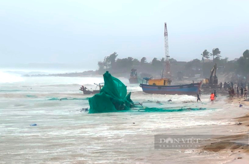 Lồng bè, tàu thuyền tan tác trong mưa lốc “dị thường”, nhiều ngư dân Phú Yên trắng tay - Ảnh 2.