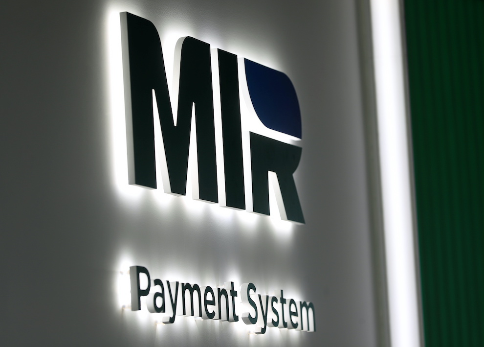 Sau khi Nga bị loại khỏi hệ thống thanh toán quốc tế SWIFT, nhu cầu về thẻ ngân hàng liên kết với hệ thống thanh toán Mir ngày càng tăng. Ảnh: @AFP.