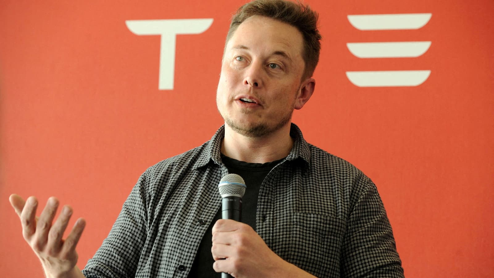 Gần hai năm sau khi Tesla Inc. vạch ra kế hoạch bắt đầu khai thác lithium, Giám đốc điều hành Elon Musk của công ty đã báo hiệu rằng, gã khổng lồ ô tô điện cuối cùng có thể lao vào khai thác lithium, do giá kim loại pin tăng vọt. Ảnh: @AFP.