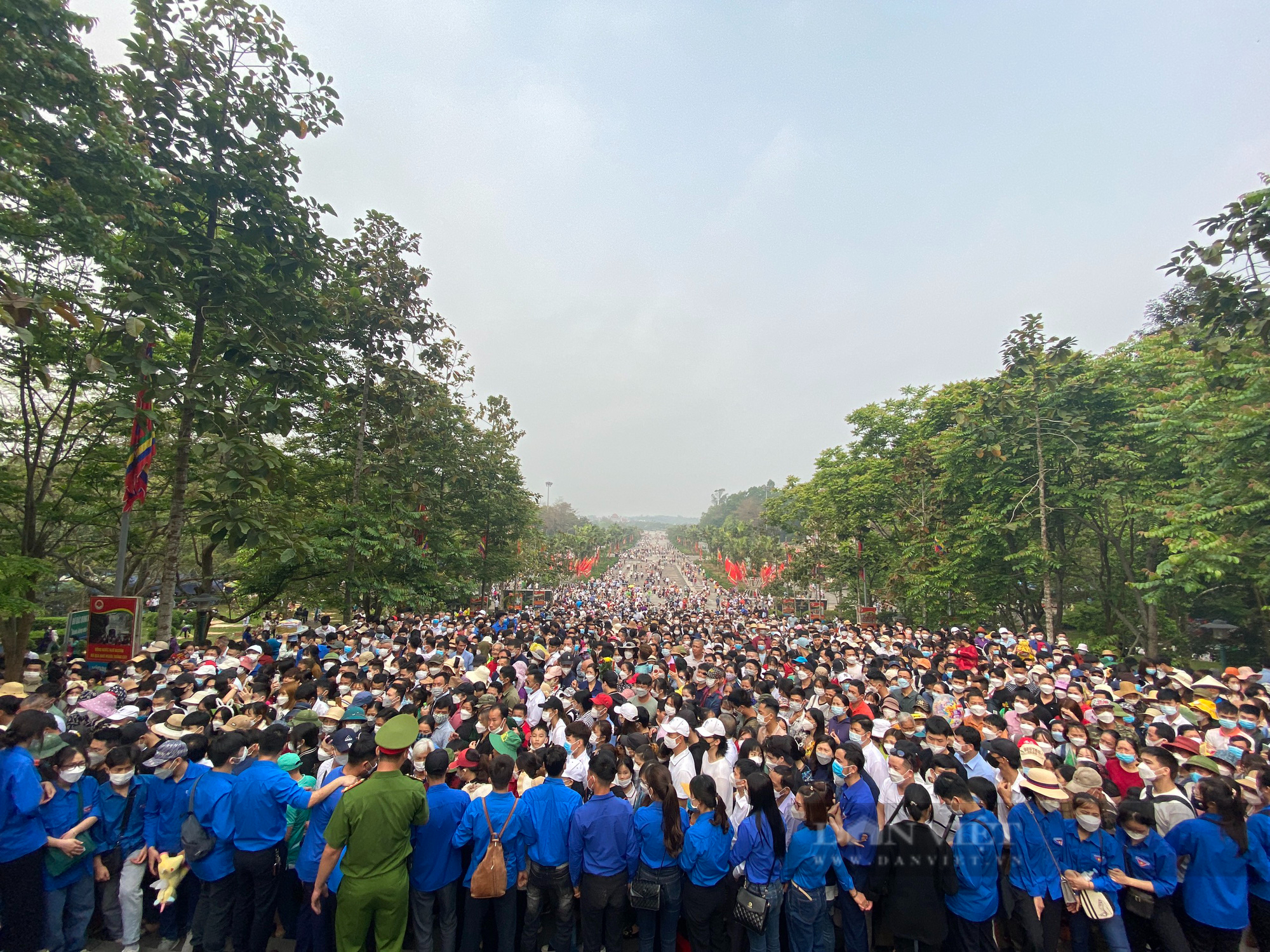 Hàng vạn người dân chen chân đổ về đền Hùng dự Quốc lễ - Ảnh 13.