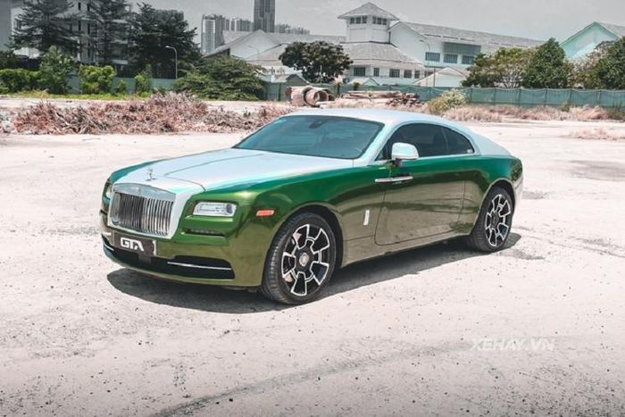 Xe sang Rolls-Royce Wraith thay đổi phong cách với lớp decal xanh lá lạ mắt - Ảnh 1.