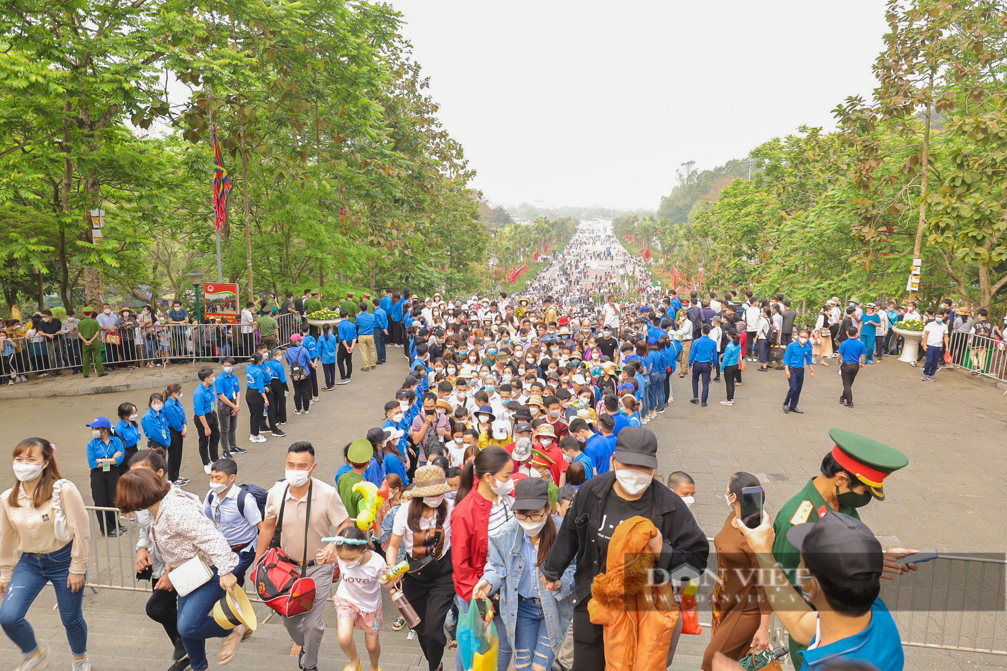 Hàng vạn người dân chen chân đổ về đền Hùng dự Quốc lễ - Ảnh 5.