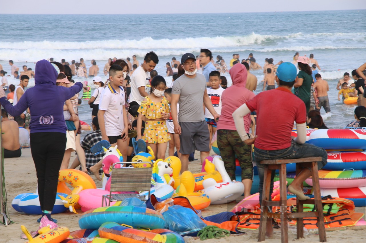 Bãi biển Đà Nẵng kín người trong ngày đầu dịp nghỉ lễ  - Ảnh 2.