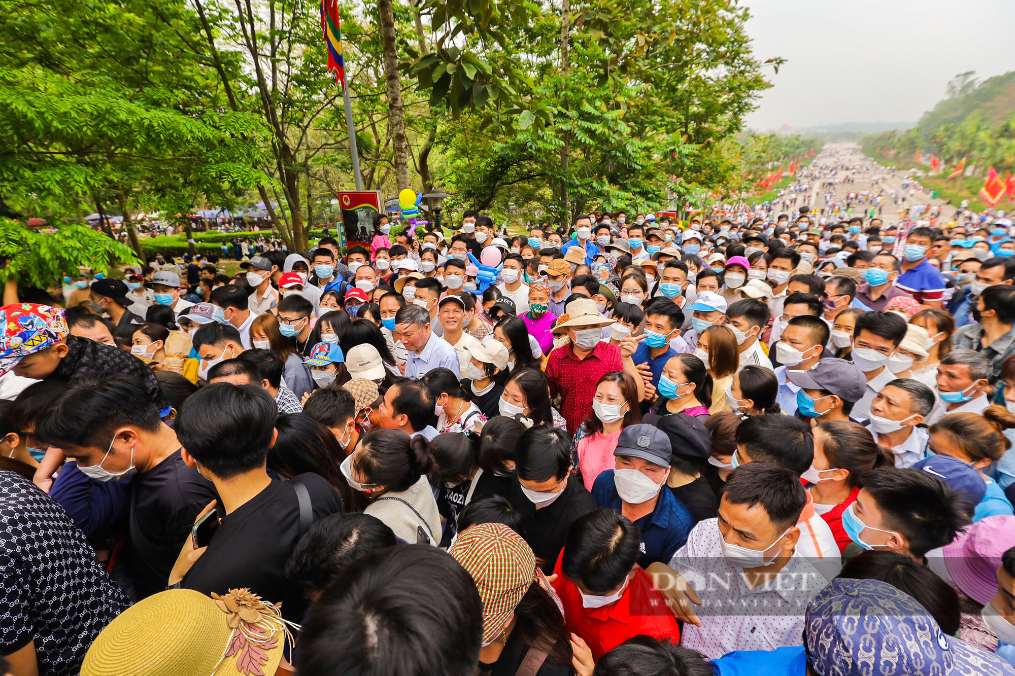 Hàng vạn người dân chen chân đổ về đền Hùng dự Quốc lễ - Ảnh 4.