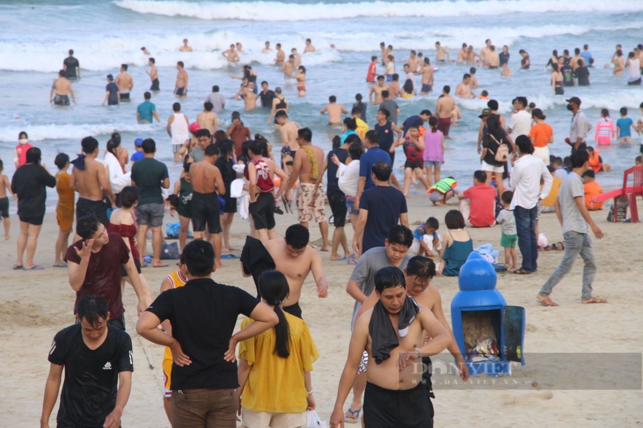 Bãi biển Đà Nẵng kín người trong ngày đầu dịp nghỉ lễ  - Ảnh 4.