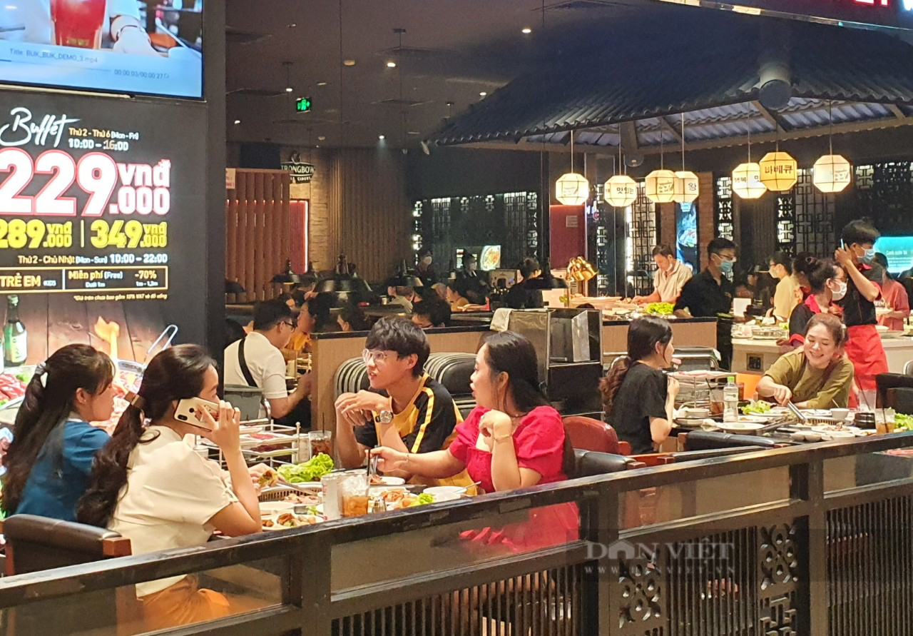 Nhà hàng, quán ăn TP.HCM đông nghịt dịp lễ Giỗ Tổ Hùng Vương, đặt được bàn không dễ - Ảnh 3.