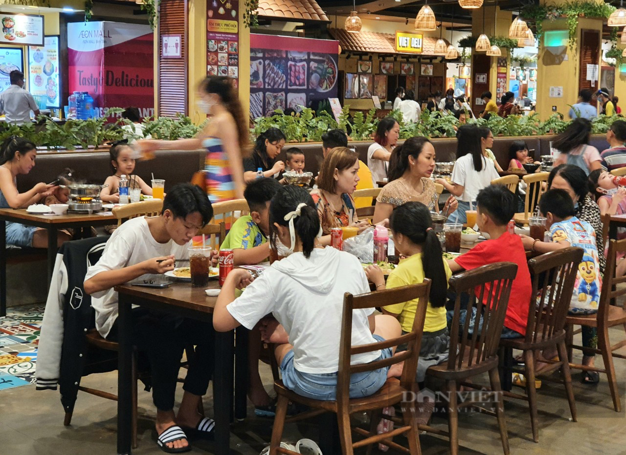 Nhà hàng, quán ăn TP.HCM đông nghịt dịp lễ Giỗ Tổ Hùng Vương, đặt được bàn không dễ - Ảnh 1.