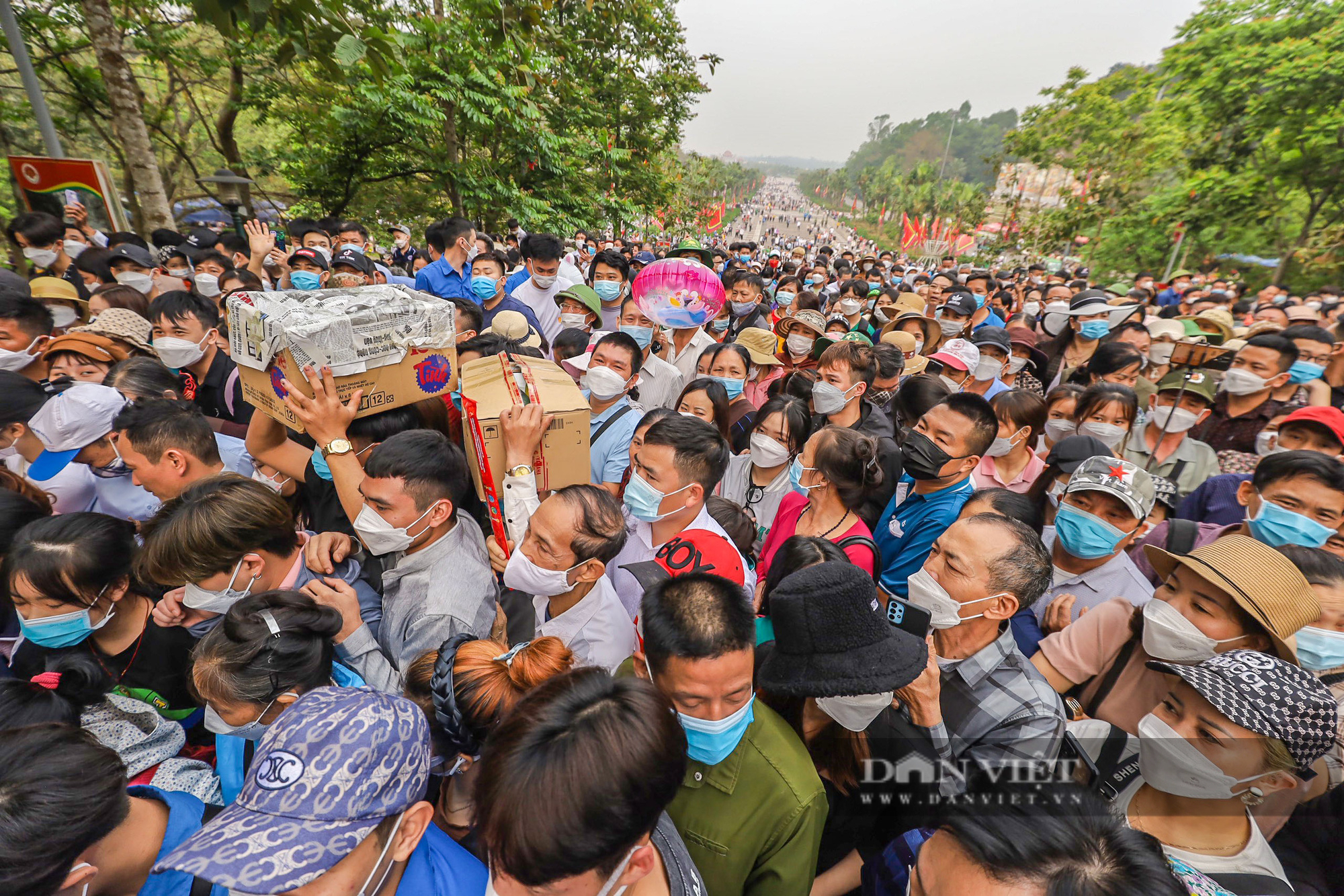 Hàng vạn người dân chen chân đổ về đền Hùng dự Quốc lễ - Ảnh 6.