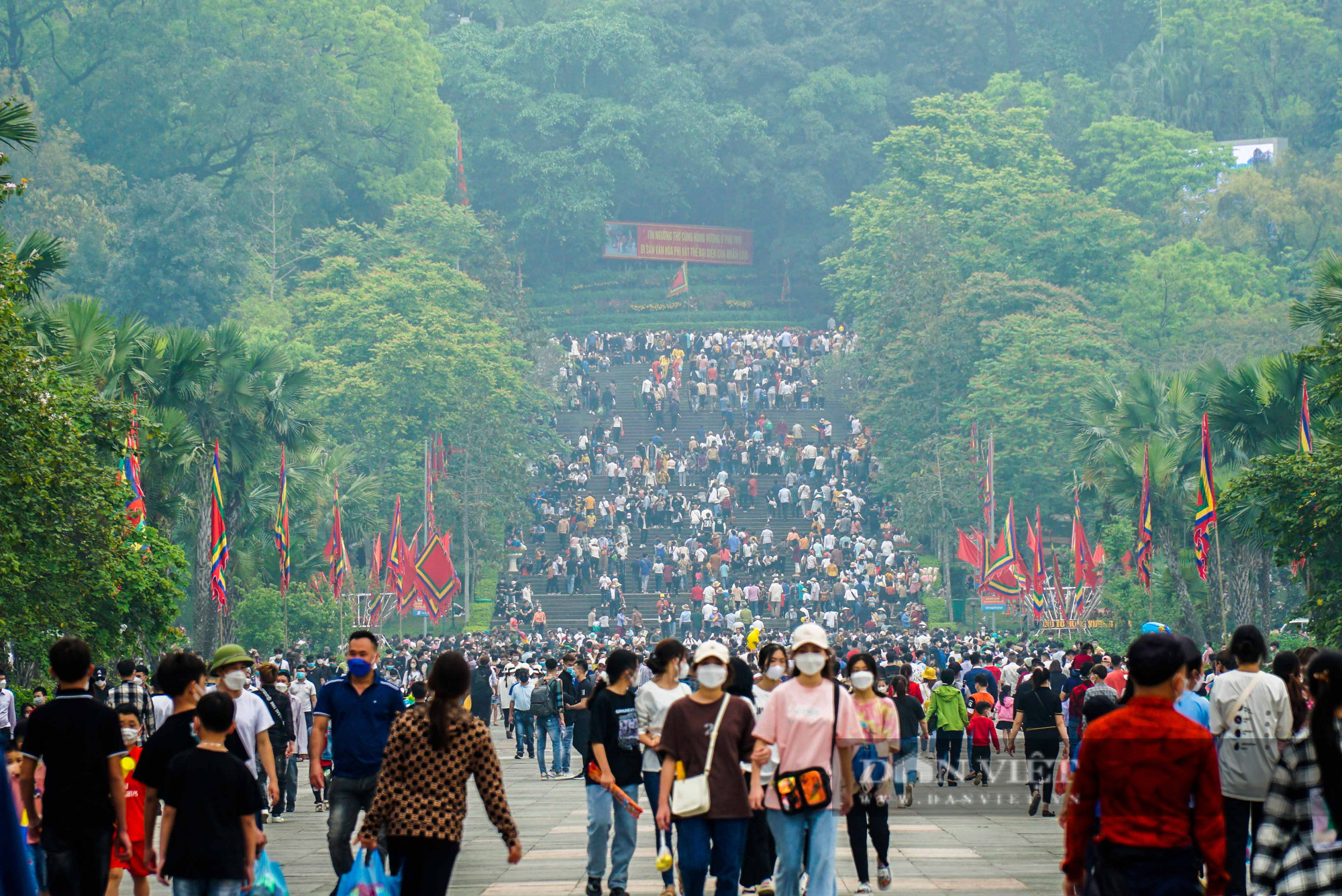 Hàng vạn người dân chen chân đổ về đền Hùng dự Quốc lễ - Ảnh 1.