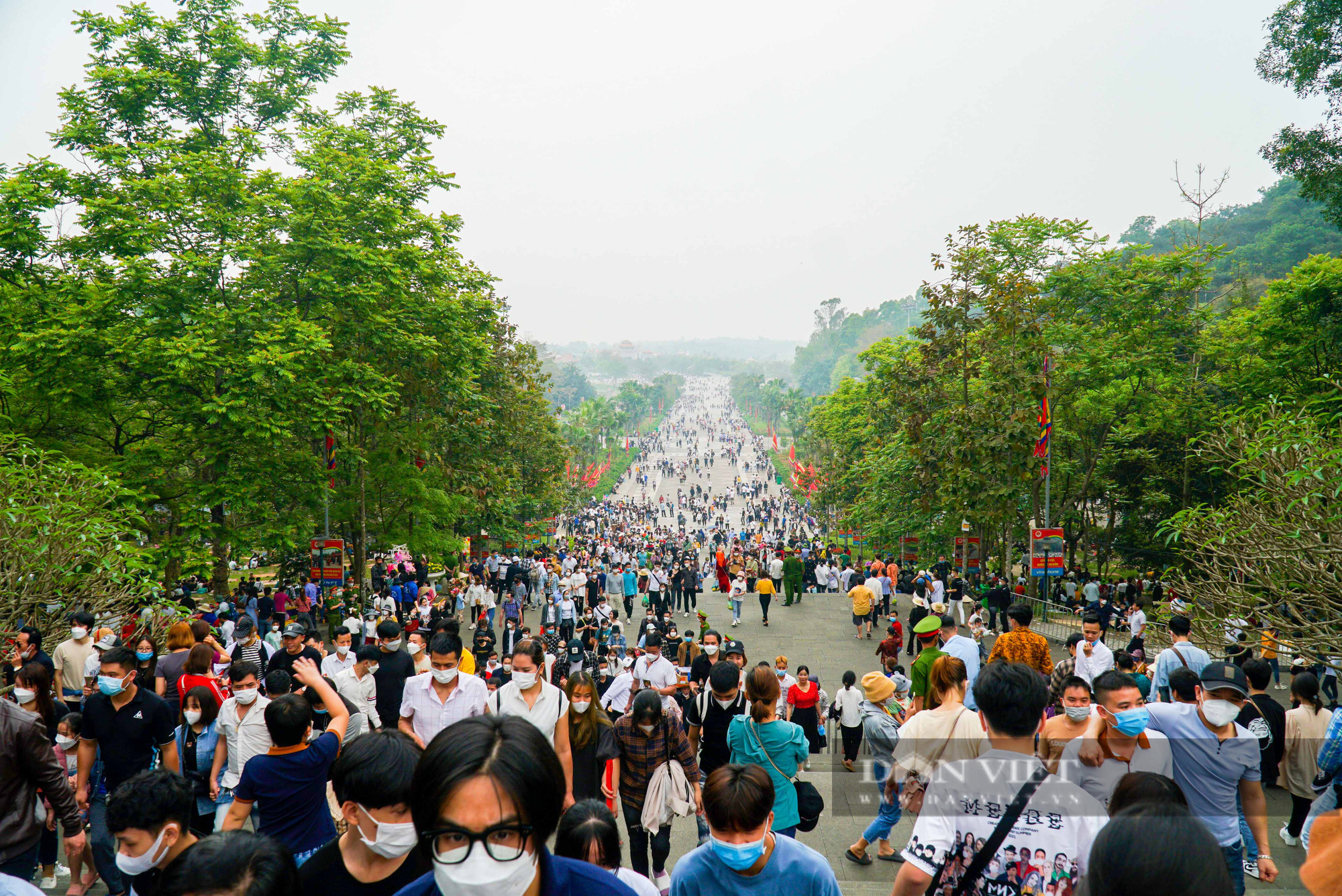 Hàng vạn người dân chen chân đổ về đền Hùng dự Quốc lễ - Ảnh 2.