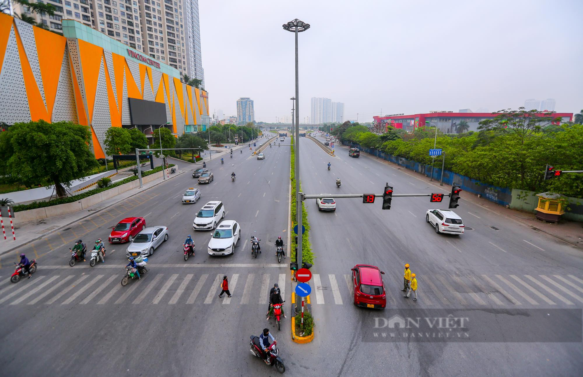 Đường phố Hà Nội vắng vẻ khác thường ngày giỗ tổ Hùng Vương 10/3  - Ảnh 1.