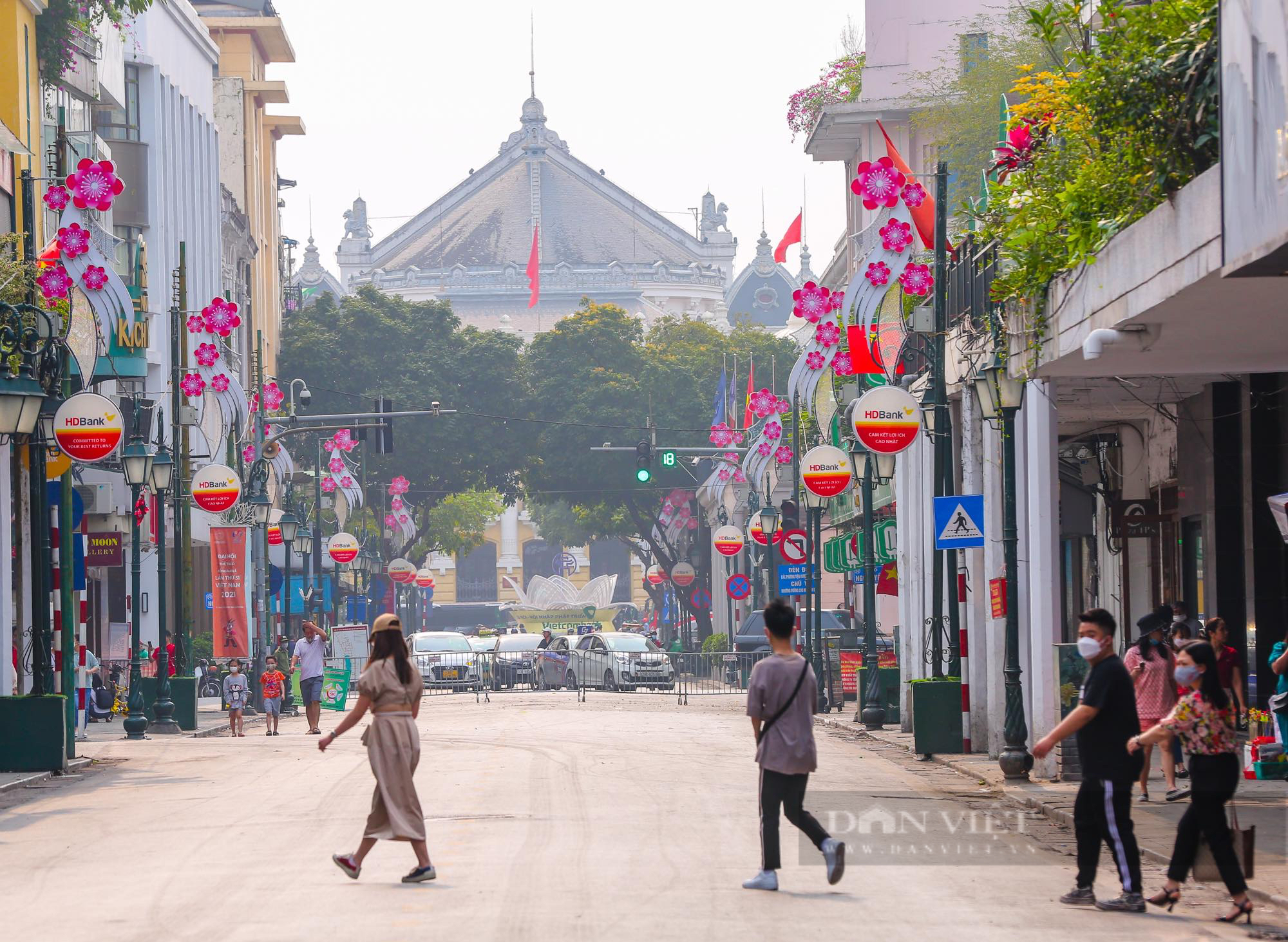 Đường phố Hà Nội vắng vẻ khác thường ngày giỗ tổ Hùng Vương 10/3  - Ảnh 5.
