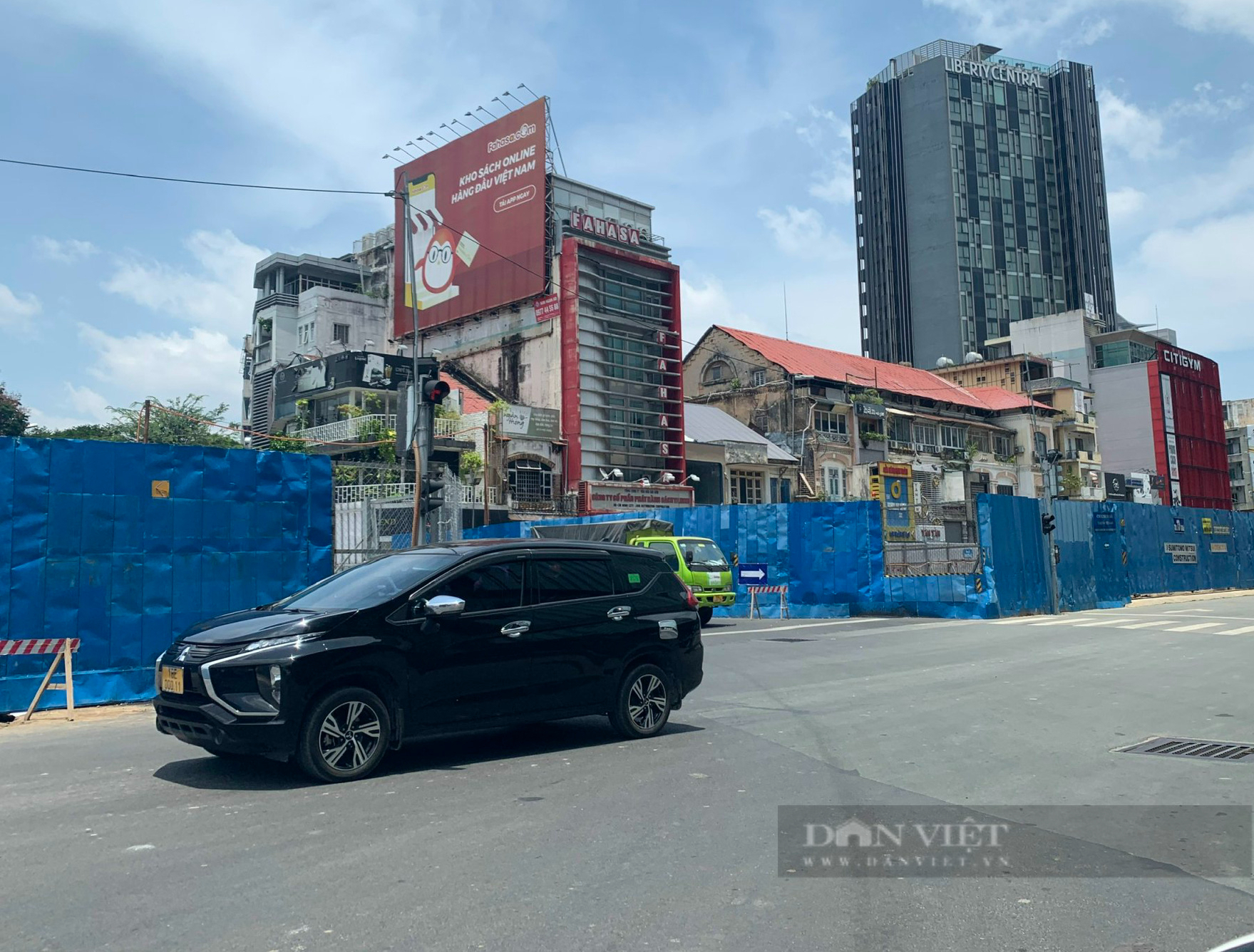 Thu không đủ chi, TP.HCM đề xuất thu phí đỗ ô tô thêm nhiều tuyến đường - Ảnh 1.